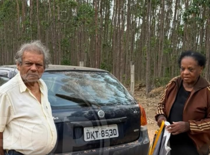 Casal de idosos é localizado em uma fazenda